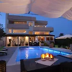 Okrug Gornji Luxurious Escape With Pool - Five Bedroom With Pool Villa