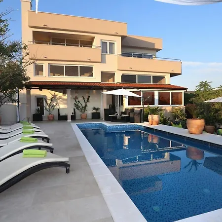 Okrug Gornji Luxurious Escape With Pool - Five Bedroom With Pool 别墅 特罗吉尔