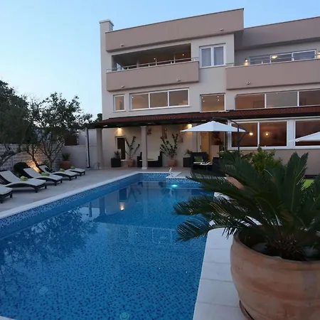 Okrug Gornji Luxurious Escape With Pool - Five Bedroom With Pool 别墅
