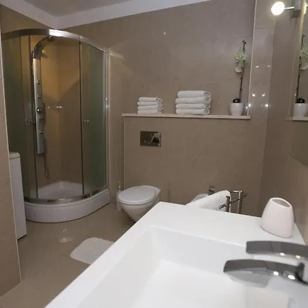 Okrug Gornji Luxurious Escape With Pool - Five Bedroom With Pool 别墅 特罗吉尔