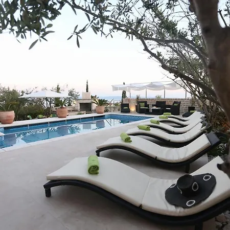 别墅 Okrug Gornji Luxurious Escape With Pool - Five Bedroom With Pool 特罗吉尔