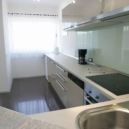 Okrug Gornji Luxurious Escape With Pool - Five Bedroom With Pool 别墅