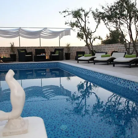 别墅 Okrug Gornji Luxurious Escape With Pool - Five Bedroom With Pool *