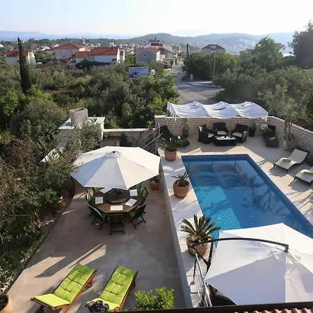 Okrug Gornji Luxurious Escape With Pool - Five Bedroom With Pool 别墅 *