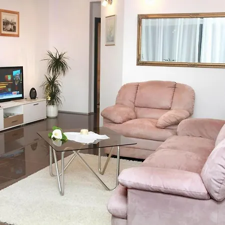 Okrug Gornji Luxurious Escape With Pool - Five Bedroom With Pool 特罗吉尔