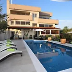 Okrug Gornji Luxurious Escape With Pool - Five Bedroom With Pool فيلة تروغير