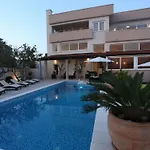 Okrug Gornji Luxurious Escape With Pool - Five Bedroom With Pool فيلة