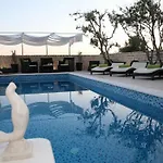 فيلة Okrug Gornji Luxurious Escape With Pool - Five Bedroom With Pool *