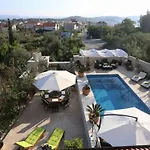 Okrug Gornji Luxurious Escape With Pool - Five Bedroom With Pool فيلة *