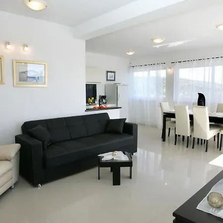 Villa Okrug Gornji Luxurious Escape With Pool - Five Bedroom With Pool