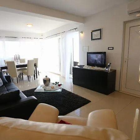 فيلة Okrug Gornji Luxurious Escape With Pool - Five Bedroom With Pool *